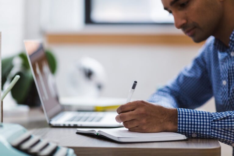 Merancang Masa Depan Bisnis dengan AI-Powered Demand Forecasting